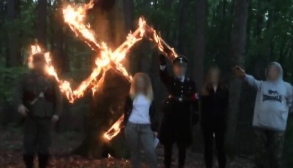 "Za Hitlera i naszą ojczyznę, ukochaną Polskę". Co łączy Ruch Narodowy z neonazistami?
